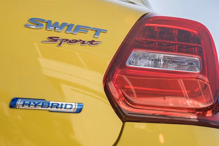 Đằng sau, Suzuki Swift 2024 dự kiến sẽ được bổ sung đèn hậu mới và đèn phản quang chuyển xuống vị trí thấp hơn trên cản sau. Ngoài ra, Swift 2024 dự kiến sẽ tiếp tục có cả phiên bản Sport với thiết kế thể thao hơn.
