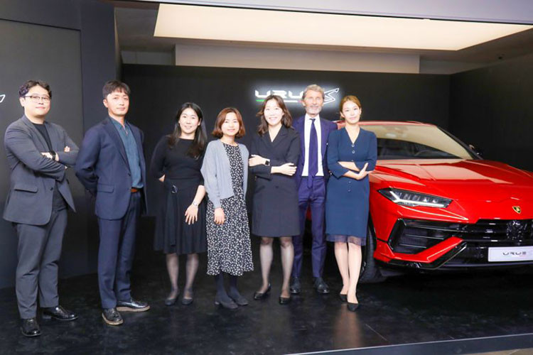 Hãng Lamborghini đang đẩy mạnh chiến dịch quảng bá cho mẫu xe chiến lược Urus của mình ở các đại lý trên toàn thế giới, trong đó, sau khi đã chiêm ngưỡng chiếc Lamborghini Urus Performante mới bằng xương bằng thịt tại sự kiện Monterey Car Week 2022.