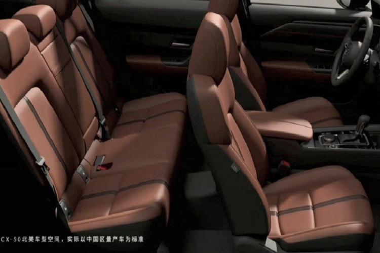 Cả hốc bánh lẫn sườn xe đều có nẹp bằng nhựa màu đen. Đằng sau, Mazda CX-50 2023 được trang bị cụm đèn hậu có thiết kế khá giống đèn pha với tạo hình tròn trịa bên trong. Ở hai góc cản sau cũng có khe gió nằm dọc giống với cản trước. Thêm vào đó là tấm ốp màu bạc bên dưới cản sau, bao quanh 2 đầu ống xả hình tròn.