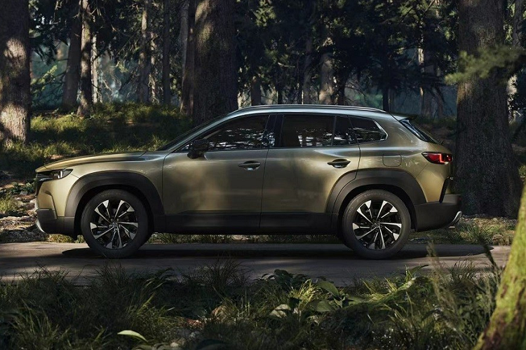 So với Mazda CX-5 2022, CX-50 dài hơn 210 mm, rộng hơn 75 mm, thấp hơn 47 mm trong khi chiều dài cơ sở tăng 115 mm. Không chỉ có kích thước lớn hơn, Mazda CX-50 2023 còn sở hữu thiết kế hầm hố và đậm chất việt dã hơn CX-5.