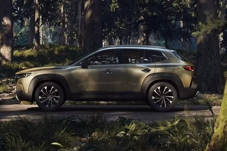 So với Mazda CX-5 2022, CX-50 dài hơn 210 mm, rộng hơn 75 mm, thấp hơn 47 mm trong khi chiều dài cơ sở tăng 115 mm. Không chỉ có kích thước lớn hơn, Mazda CX-50 2023 còn sở hữu thiết kế hầm hố và đậm chất việt dã hơn CX-5.