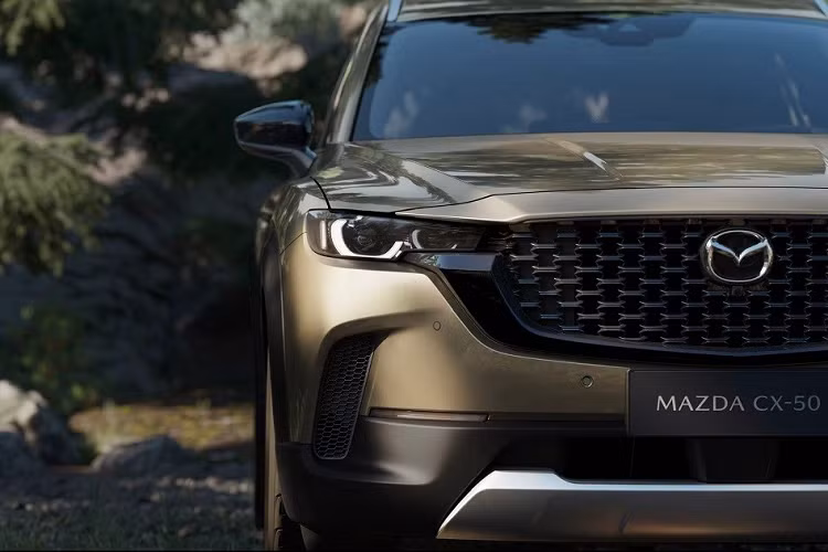 Mazda CX-50 2023 tại Trung Quốc có thiết kế không khác gì xe dành cho Bắc Mỹ. Xe sở hữu chiều dài 4.785 mm, chiều rộng 1.920 mm, chiều cao 1.638 mm và chiều dài cơ sở 2.815 mm. Với kích thước này, Mazda CX-50 2023 được định vị trong phân khúc SUV cỡ C, cạnh tranh với Honda CR-V, Hyundai Tucson và Nissan X-Trail.