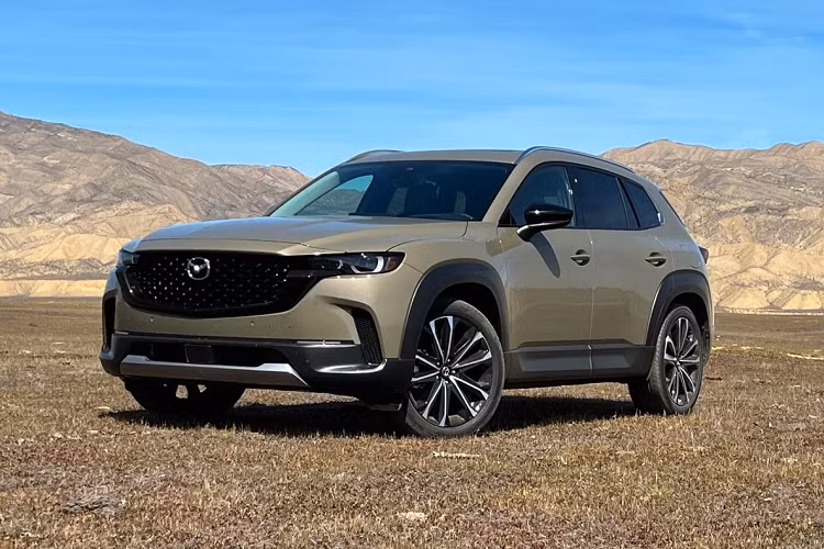 Khi mua Mazda CX-50 2023, khách hàng Trung Quốc có thể chọn 1 trong 2 loại động cơ xăng SkyActiv-G 4 xi-lanh, dung tích 2.0L và 2.5L. Động cơ kết hợp với hộp số tự động 6 cấp và có công nghệ ngắt xi-lanh chủ động để giảm lượng nhiên liệu tiêu thụ.