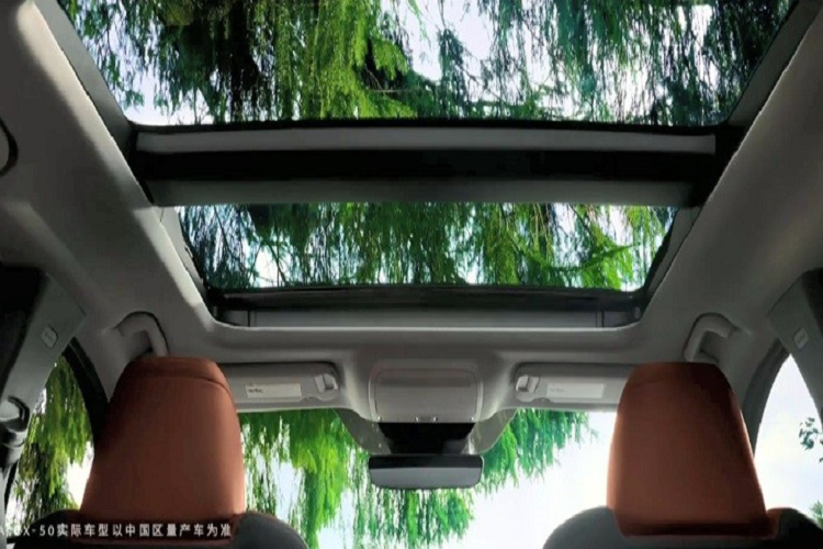 Theo liên doanh Changan Mazda, CX-50 dành cho thị trường Trung Quốc đã được nới rộng khoảng duỗi chân ở hàng ghế sau nhằm phù hợp với thị hiếu của người tiêu dùng. Hãng Mazda cũng dùng những chất liệu cao cấp cho CX-50, ví dụ như da màu nâu Terracotta mới.