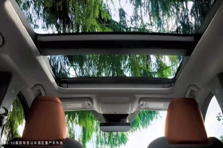 Theo liên doanh Changan Mazda, CX-50 dành cho thị trường Trung Quốc đã được nới rộng khoảng duỗi chân ở hàng ghế sau nhằm phù hợp với thị hiếu của người tiêu dùng. Hãng Mazda cũng dùng những chất liệu cao cấp cho CX-50, ví dụ như da màu nâu Terracotta mới.