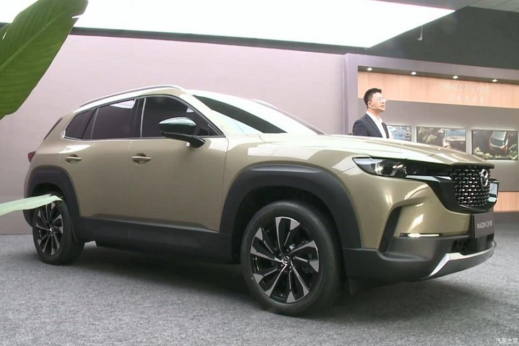 Thêm vào đó là cửa sổ trời toàn cảnh Panorama, vô lăng 3 chấu tích hợp phím chức năng, bảng đồng hồ dạng analog nằm kẹp giữa 2 cửa gió điều hòa và màn hình thông tin giải trí nằm độc lập trên mặt táp-lô.