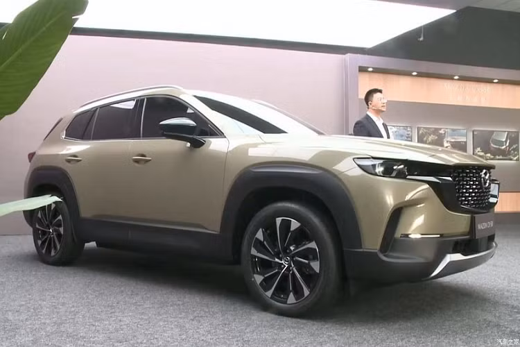 Thêm vào đó là cửa sổ trời toàn cảnh Panorama, vô lăng 3 chấu tích hợp phím chức năng, bảng đồng hồ dạng analog nằm kẹp giữa 2 cửa gió điều hòa và màn hình thông tin giải trí nằm độc lập trên mặt táp-lô.