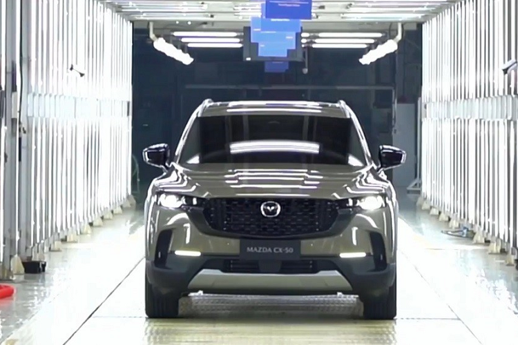 Tuy nhiên, nếu so với xu hướng chung tại thị trường Trung Quốc hiện nay, thiết kế nội thất của Mazda CX-50 2023 bị đánh giá là khá đơn giản và màn hình trung tâm quá nhỏ.