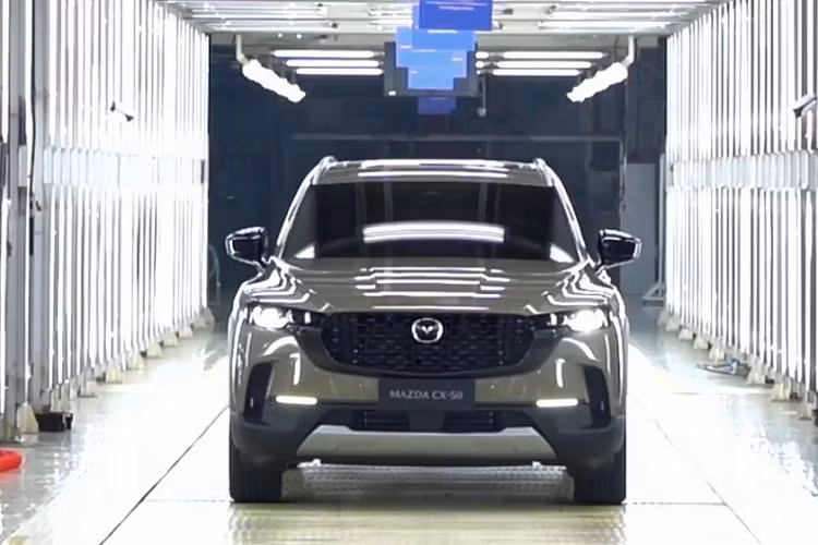 Tuy nhiên, nếu so với xu hướng chung tại thị trường Trung Quốc hiện nay, thiết kế nội thất của Mazda CX-50 2023 bị đánh giá là khá đơn giản và màn hình trung tâm quá nhỏ.