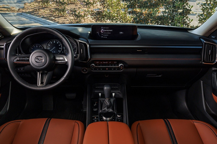 Một điểm nhấn riêng biệt nữa của Mazda CX-50 2023 chính là màu sơn ngoại thất vàng cát Zircon Sand và xanh dương Tranquil Blue. Đây là 2 màu sơn đặc trưng của mẫu SUV cỡ C này. Bước vào bên trong Mazda CX-50 2023, người lái sẽ bắt gặp không gian nội thất 5 chỗ ngồi.