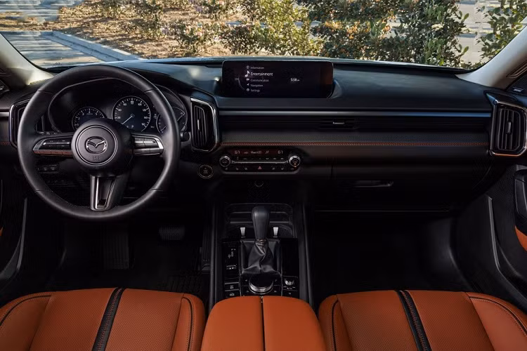 Một điểm nhấn riêng biệt nữa của Mazda CX-50 2023 chính là màu sơn ngoại thất vàng cát Zircon Sand và xanh dương Tranquil Blue. Đây là 2 màu sơn đặc trưng của mẫu SUV cỡ C này. Bước vào bên trong Mazda CX-50 2023, người lái sẽ bắt gặp không gian nội thất 5 chỗ ngồi.