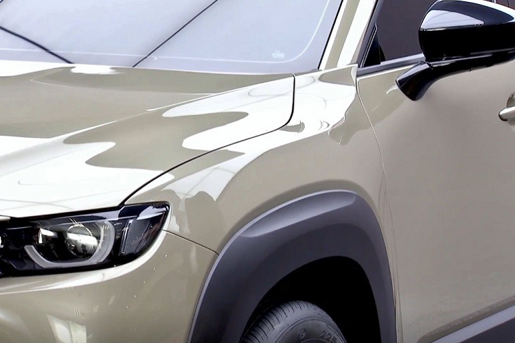 Ở hai góc cản trước còn có khe gió nằm dọc khá lớn. Những chi tiết này khiến khu vực đầu xe của Mazda CX-50 2023 trông nam tính hơn CX-5. Không chỉ đầu xe mà ngay cả sườn xe của Mazda CX-50 2023 cũng được thay đổi thiết kế so với CX-5. Tại đây, chúng ta sẽ bắt gặp hốc bánh vuông vắn hơn và bộ vành hợp kim 5 chấu kép, sơn 2 màu.