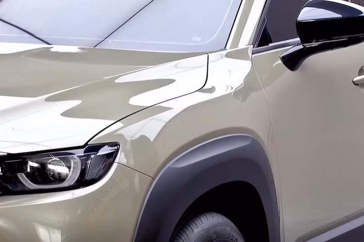 Ở hai góc cản trước còn có khe gió nằm dọc khá lớn. Những chi tiết này khiến khu vực đầu xe của Mazda CX-50 2023 trông nam tính hơn CX-5. Không chỉ đầu xe mà ngay cả sườn xe của Mazda CX-50 2023 cũng được thay đổi thiết kế so với CX-5. Tại đây, chúng ta sẽ bắt gặp hốc bánh vuông vắn hơn và bộ vành hợp kim 5 chấu kép, sơn 2 màu.