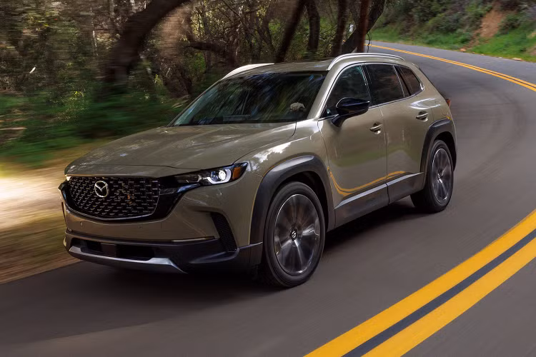 Mức giá xe Mazda CX-50 2023 sẽ được công bố và được bán ra tại thị trường tỷ dân này vào năm sau. Ngoài CX-50, hãng Mazda còn dự định giới thiệu cả SUV cỡ lớn CX-90 với thị trường Trung Quốc vào năm sau.