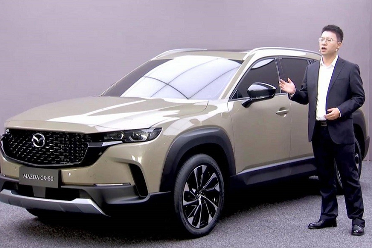 Mazda CX-50 là mẫu SUV cỡ C đã lần đầu tiên trình làng ở thị trường Mỹ vào hồi tháng 11 năm ngoái. Sau 1 năm ra mắt, Mazda CX-50 2023 mới được bán ở thị trường thứ 2 trên thế giới, đó là Trung Quốc. CX-50 là 1 trong 5 mẫu SUV mới mà hãng Mazda đã, đang và sẽ tung ra thị trường. Bên cạnh CX-50, còn có Mazda CX-60, CX-70, CX-80 và CX-90.
