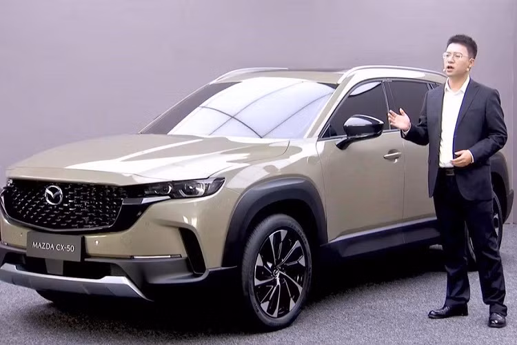 Mazda CX-50 là mẫu SUV cỡ C đã lần đầu tiên trình làng ở thị trường Mỹ vào hồi tháng 11 năm ngoái. Sau 1 năm ra mắt, Mazda CX-50 2023 mới được bán ở thị trường thứ 2 trên thế giới, đó là Trung Quốc. CX-50 là 1 trong 5 mẫu SUV mới mà hãng Mazda đã, đang và sẽ tung ra thị trường. Bên cạnh CX-50, còn có Mazda CX-60, CX-70, CX-80 và CX-90.