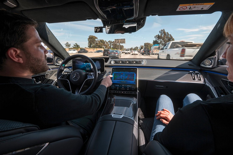 Mercedes se chiu trach nhiem neu he thong Drive Pilot gay tai nan