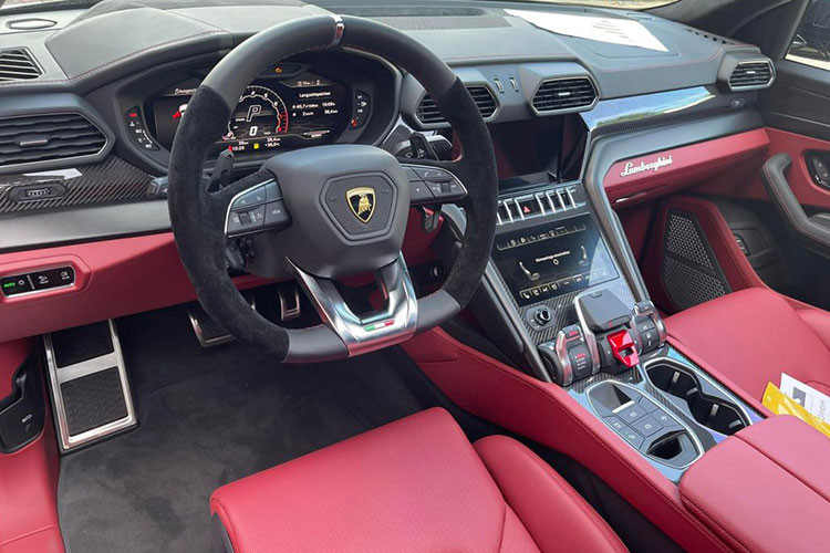 Khác với chiếc Lamborghini Urus màu đen của Dương Kon sử dụng tông màu đen chủ đạo trong cabin, chiếc Urus màu đen này có khoang nội thất nổi bật hơn nhờ tông màu đỏ chủ đạo kết hợp với màu đen. Chất liệu carbon xuất hiện ở táp-lô và bảng điều khiển.