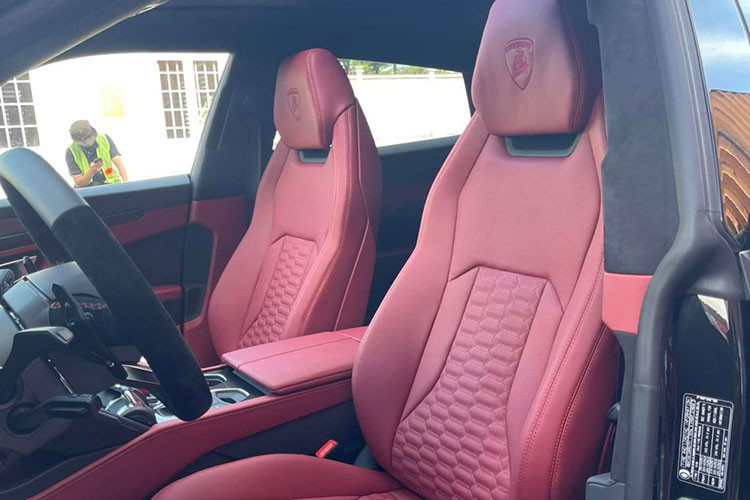 Lamborghini Urus sở hữu có tùy chọn 5 ghế ngồi, điều này giúp hàng ghế sau có thể ngồi được 3 người và ghế giữa có thể làm bệ tỳ tay nếu chỉ đi 2 người. Sẽ có thêm hộc đựng cốc khi gập hàng ghế giữa xuống. Xe cũng được trang bị thêm 2 màn hình giải trí phía sau dành cho hành khách.