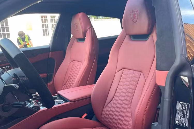 Lamborghini Urus sở hữu có tùy chọn 5 ghế ngồi, điều này giúp hàng ghế sau có thể ngồi được 3 người và ghế giữa có thể làm bệ tỳ tay nếu chỉ đi 2 người. Sẽ có thêm hộc đựng cốc khi gập hàng ghế giữa xuống. Xe cũng được trang bị thêm 2 màn hình giải trí phía sau dành cho hành khách.