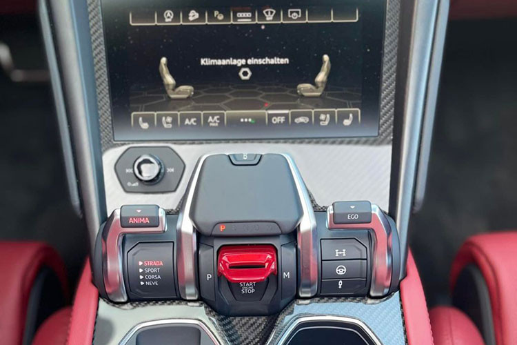 Lamborghini Urus được trang bị động cơ xăng V8, tăng áp kép, dung tích 4.0 lít, sản sinh công suất tối đa 641 mã lực và mô-men xoắn cực đại 850 Nm, sức mạnh này kết hợp cùng hộp số tự động 8 cấp và hệ dẫn động 4 bánh. Nhờ đó, xe có thể tăng tốc từ vị trí xuất phát lên 100 km/h trong 3,6 giây trước khi đạt vận tốc tối đa 305 km/h. 