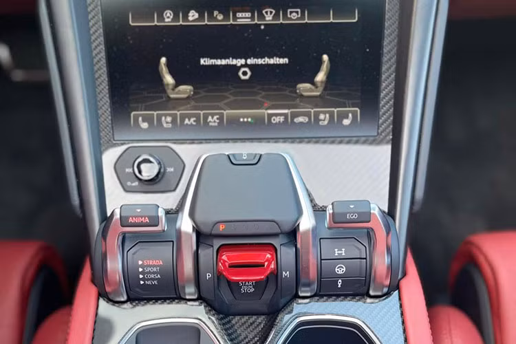 Lamborghini Urus được trang bị động cơ xăng V8, tăng áp kép, dung tích 4.0 lít, sản sinh công suất tối đa 641 mã lực và mô-men xoắn cực đại 850 Nm, sức mạnh này kết hợp cùng hộp số tự động 8 cấp và hệ dẫn động 4 bánh. Nhờ đó, xe có thể tăng tốc từ vị trí xuất phát lên 100 km/h trong 3,6 giây trước khi đạt vận tốc tối đa 305 km/h. 