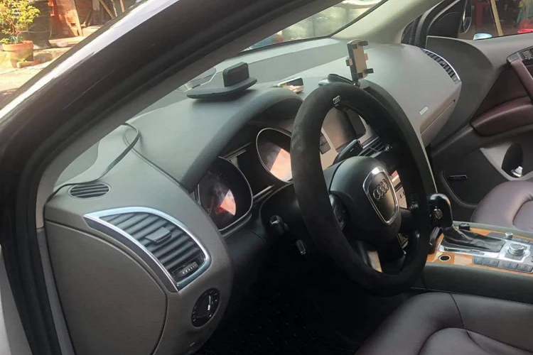 Hàng ghế thứ ba của Q7 lại không rộng rãi như mẫu Acura MDX quen thuộc “một thời vang bóng” tại Việt Nam. Mặc dù không phổ biến như Acura MDX ở cùng thời điểm mua mới, nhưng ở giai đoạn năm 2007 – 2008, khách mua Audi Q7 chính là một “dân chơi” chính hiệu.