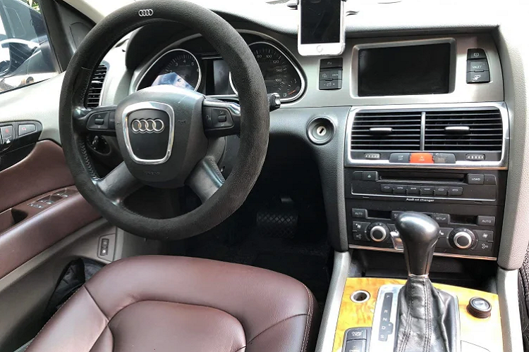 Mặc dù chiếc Audi Q7 này có giá bán khá dễ chịu, tuy nhiên không phải khách mua xe cũ nào cũng dám “đụng” vào những chiếc SUV Đức đời cũ này.