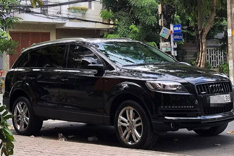 Chiếc Audi Q7 đời 2008 này thuộc thế hệ thứ nhất. Theo thông tin rao bán, xe hiện tại đã lăn bánh được gần 200.000km. Trải qua gần 15 năm sử dụng, chủ nhân rao bán cho biết xe đã được bảo dưỡng và thay thế nhiều phụ tùng cũng như nhiều bộ phận như: bảo dưỡng máy (lớn), thay van hằng nhiệt, dây curoa, bơm nước, lốc lạnh, bugi,…