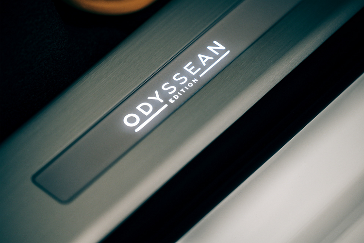 Bentayga bền vững nhất vẫn giữ nguyên lớp bọc da tự nhiên theo nhiều kiểu da với các màu sắc như Autumn, Beluga, Porpoise, Cricket ball, Brunel, hoặc Burnt Oak. Ghế bọc vải tuýt hoàn toàn được làm từ len của Anh cùng với các điểm nhấn bằng gỗ veneer Piano Linen.