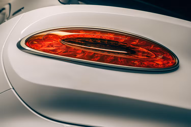 Với những trang bị này, công suất kết hợp của xe đạt mức 546 mã lực cho phép xe tăng tốc từ 0 - 100 km/h trong vòng 5,3 giây và có thể đạt tốc độ tối đa lên tới 254 km/h. Bentley tuyên bố rằng chiếc SUV có thể chạy hoàn toàn bằng năng lượng điện trên quãng đường khoảng 45 km.