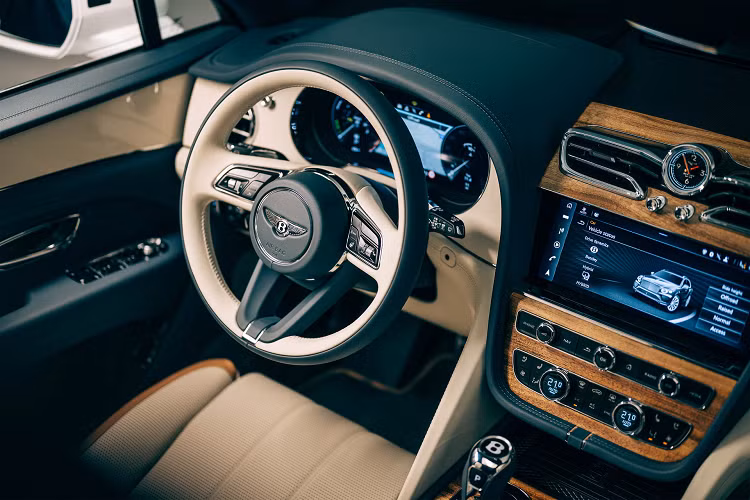 Các trang bị tiêu chuẩn bao gồm gói nâng cấp cho ghế trước với khả năng điều chỉnh 22 hướng, hệ thống sưởi và thông gió, cũng như bộ ADAS với nhiều công nghệ hiện đại. Phiên bản Odyssean dựa trên Bentayga thông thường thay vì EWB dài hơn.