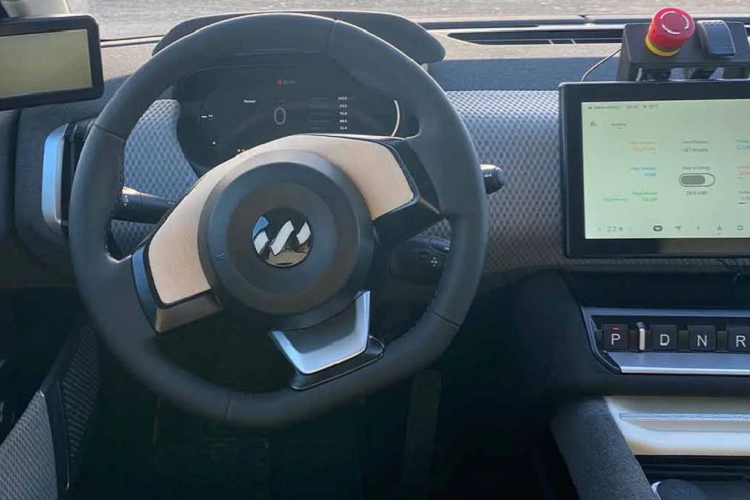 Về thông số kỹ thuật, Lightyear 0 cho thấy rất nhiều điều hứa hẹn với phạm vi hoạt động lên tới 625 km theo chuẩn WLTP. Với các tấm pin năng lượng mặt trời trên nóc xe, mui và thùng xe sẽ góp phần giúp Lightyear 0 chạy thêm đến 70km mỗi ngày hoặc 11.000km/năm trong điều kiện lý tưởng (có nắng liên tục 365 ngày).