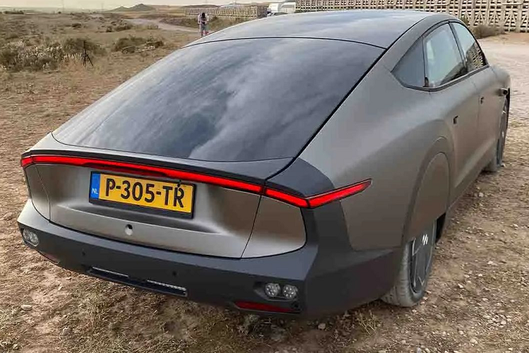 Bộ pin trang bị trên Lightyear 0 có dung lượng 60 kWh nhưng với công nghệ sạc nhanh, xe có thể di chuyển quãng đường lên tới 520km chỉ trong 1 giờ sạc, 200km/1 giờ đối với sạc công cộng và 32km/1 giờ đối với sạc chậm tại nhà.