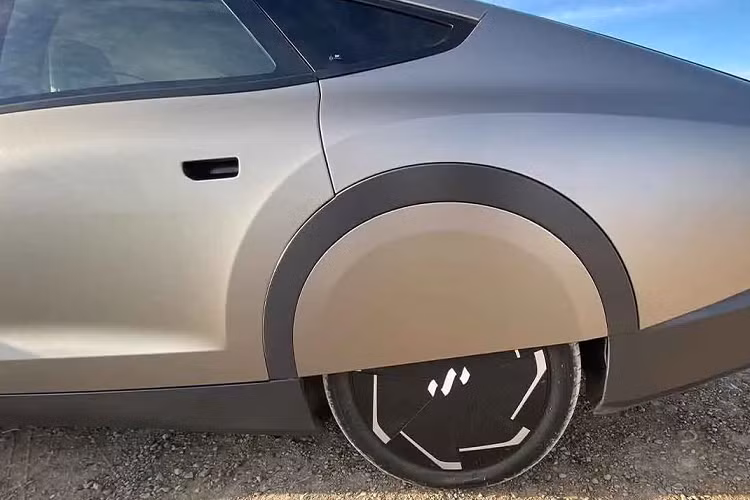 Hình dáng “trơn trượt” của Lightyear 0 mang lại cho nó hệ số cản 0,19, có thể là đối thủ cạnh tranh với Mercedes EQXX concept và sẽ khiến nó trở thành chiếc xe gia đình có tính khí động học nhất được bán khi nó ra mắt. Không chỉ “nhẵn nhụi”, Lightyear 0 còn khá nhẹ với trọng lượng chỉ 3,472 lbs (1,575 kg).