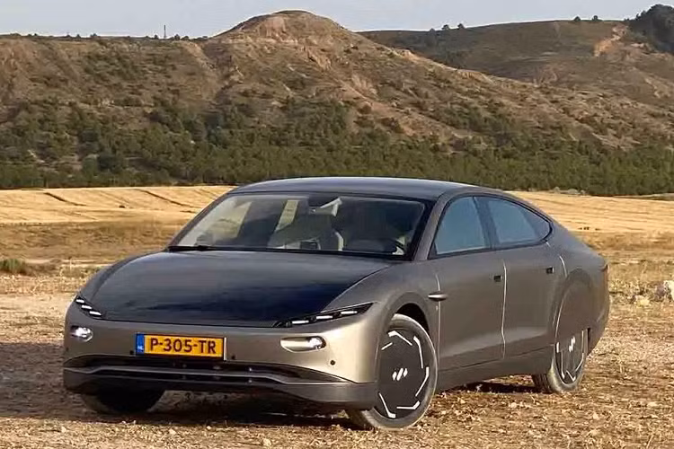  Lightyear 0 chạy điện là sản phẩm của Công ty khởi nghiệp Hà Lan có tên Lightyear. Trong thập kỷ qua, các nhà đồng sáng lập của Lightyear đã làm việc hết sức chăm chỉ để chứng minh cho thế giới thấy rằng việc tạo ra một chiếc xe điện chạy bằng năng lượng mặt trời là hoàn toàn có thể.