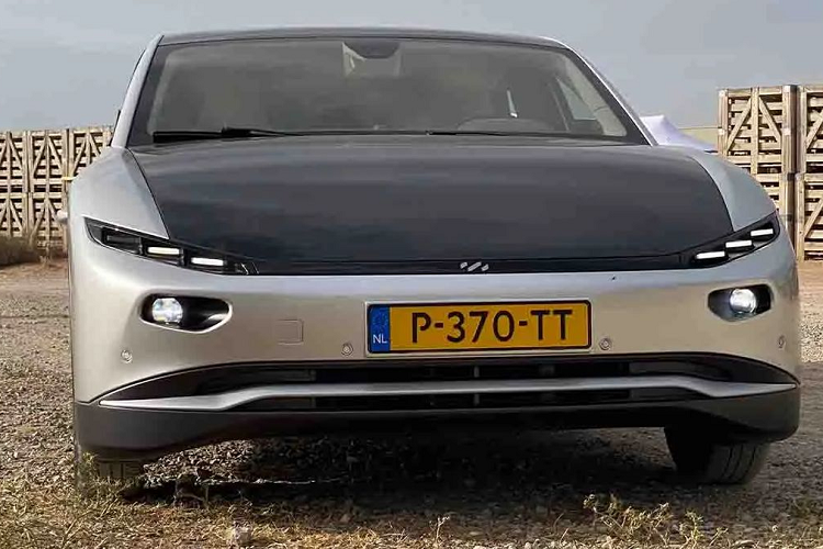 Năm 2019, Lightyear đã trình làng mẫu xe chạy bằng năng lượng mặt trời đầu tiên có tên One. Tuy nhiên, dự án này sau đó đã chết yểu giữa chừng vì vướng phải nhiều khó khăn. Tới nay, Lightyear tiếp tục tiết lộ phiên bản nâng cấp của mẫu xe này, vẫn chạy bằng năng lượng mặt trời nhưng đã có nhiều thay đổi trong thiết kế và được đổi tên thành Lightyear 0 2023 mới.