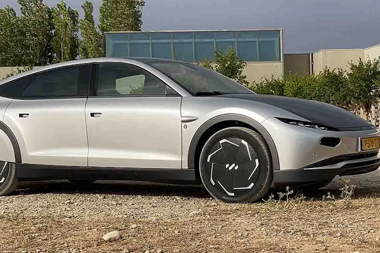 Ở lần ra mắt này, Lightyear 0 có thiết kế hiện đại hơn với những tinh chỉnh ở phần đầu xe như cản trước mới, cụm đèn sắc sảo hơn. Bên hông, tay nắm cửa được thiết kế chìm vào thân xe, camera được đưa xuống phía sau hốc bánh xe thay vì trên gương như Lightyear One.