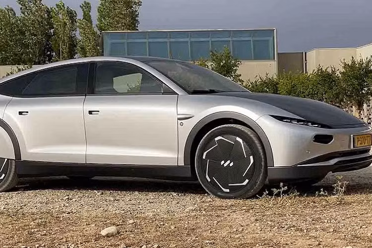 Ở lần ra mắt này, Lightyear 0 có thiết kế hiện đại hơn với những tinh chỉnh ở phần đầu xe như cản trước mới, cụm đèn sắc sảo hơn. Bên hông, tay nắm cửa được thiết kế chìm vào thân xe, camera được đưa xuống phía sau hốc bánh xe thay vì trên gương như Lightyear One.