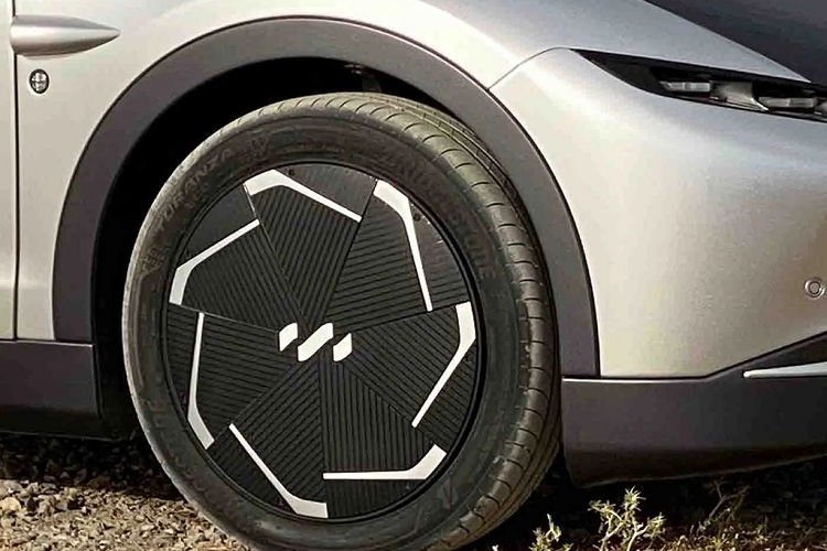 Trong khi đó ở phía sau, cụm đèn hậu được tạo hình lạ mắt với dải đèn LED định vị kéo dài sang hai bên và “ăn” nhẹ sang phần thân xe đôi chút.