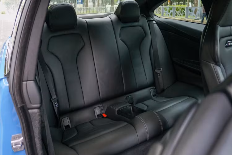 Động cơ trên kết hợp cùng hộp số 7 tốc độ M-DCT, nhờ đó, chiếc xe thể thao hiệu suất cao BMW M4 màu xanh Yas Marina Blue chỉ mất thời gian 4,1 giây để tăng tốc lên 100 km/h từ vị trí xuất phát. Tốc độ tối đa của xe vẫn bị giới hạn ở mức 250 km/h.