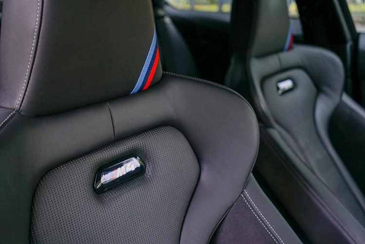 Chiếc xe thể thao hiệu suất cao BMW M4 màu xanh Yas Marina Blue được trang bị động cơ là loại 6 xi-lanh thẳng hàng, dung tích 3.0 lít, tăng áp kép M TwinPower, sản sinh công suất tối đa lên tới 431 mã lực tại dải vòng tua máy từ 5.500 đến 7.000 vòng/phút và mô-men xoắn cực đại 550 Nm.