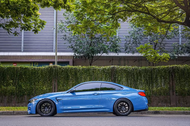 Cách đây gần 4 năm, mwcs giá xe BMW M4 F82 Coupe này tại Việt Nam đã có mức bán ra 4,383 tỷ đồng chưa bao gồm tùy chọn theo xe cũng như chi phí lăn bánh. Như vậy, hiện chiếc xe BMW M4 Coupe siêu hiếm, vô đồ chơi sương sương hơn1 tỷ đồng được rao bán lại bằng giá xe mới.