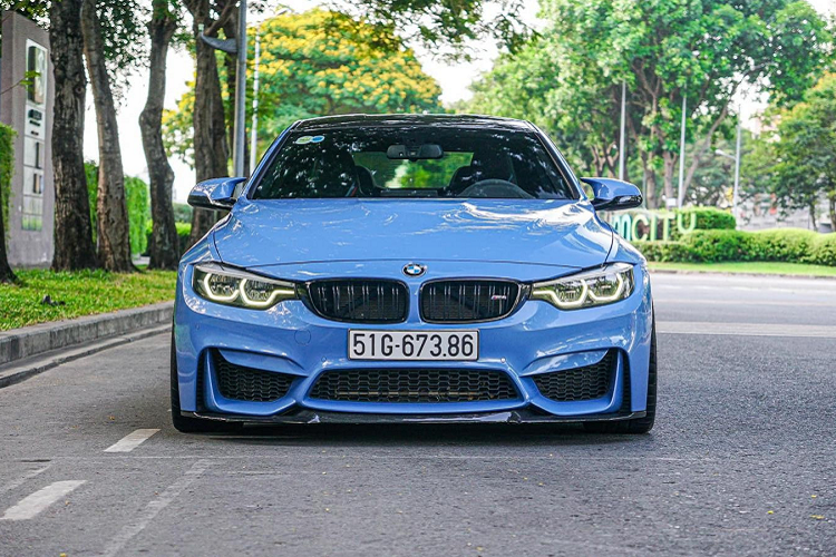 Chiếc xe thể thao BMW M4 F82 mang màu xanh Yas Marina Blue này đã chạy được quãng đường dài hơn 16.000 km và đã vô khá nhiều đồ chơi cho xe, hiện tại, mức giá thách cưới dành cho chiếc xe BMW M4 này đang được rao bán 4,5 tỷ đồng