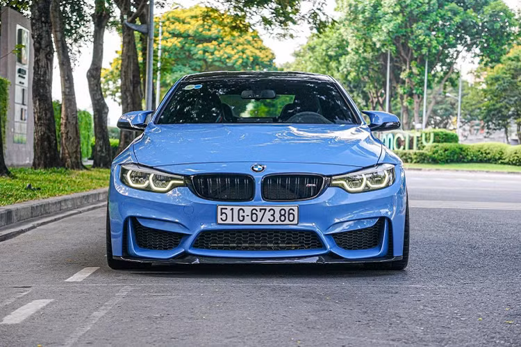 Chiếc xe thể thao BMW M4 F82 mang màu xanh Yas Marina Blue này đã chạy được quãng đường dài hơn 16.000 km và đã vô khá nhiều đồ chơi cho xe, hiện tại, mức giá thách cưới dành cho chiếc xe BMW M4 này đang được rao bán 4,5 tỷ đồng