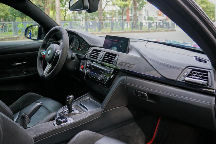 Xe có thêm hệ thống ống xả của Capristo với thiệt hại trên 230 triệu đồng, dàn chân của xe bao gồm bộ mâm Strasse mang mã SV10M Deep Concave Monoblock cùng phuộc KW-V4 và bộ lốp Michelin Pilot Sport Cup 2 với tổng số tiền lên đến 330 triệu đồng cùng nội thất xe với tùy chọn và đồ chơi gần 505 triệu đồng.