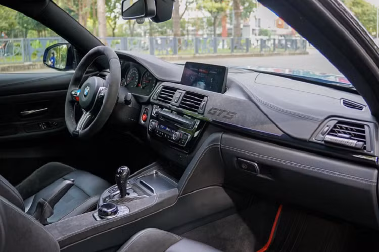 Xe có thêm hệ thống ống xả của Capristo với thiệt hại trên 230 triệu đồng, dàn chân của xe bao gồm bộ mâm Strasse mang mã SV10M Deep Concave Monoblock cùng phuộc KW-V4 và bộ lốp Michelin Pilot Sport Cup 2 với tổng số tiền lên đến 330 triệu đồng cùng nội thất xe với tùy chọn và đồ chơi gần 505 triệu đồng.