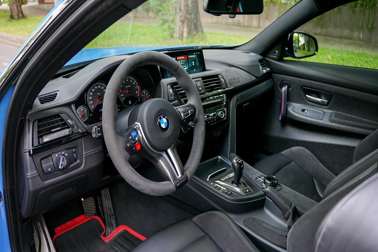 Những đồ chơi trên chiếc xe thể thao hiệu suất cao BMW M4 F82 màu xanh Yas Marina Blue đang được rao bán bao gồm dàn body kit carbon ấn tượng với tổng trị giá gần 50 triệu đồng.