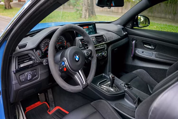 Những đồ chơi trên chiếc xe thể thao hiệu suất cao BMW M4 F82 màu xanh Yas Marina Blue đang được rao bán bao gồm dàn body kit carbon ấn tượng với tổng trị giá gần 50 triệu đồng.