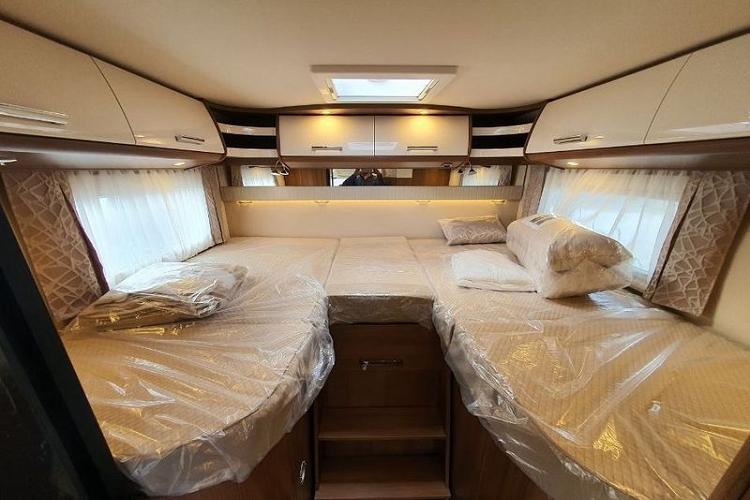 Mẫu nhà di động Carthago C Compact Line dài 6,67 mét và rộng 2,12 mét, chiếc xe bao gồm một chiếc giường lớn ở phía sau, đủ chỗ cho 2 người ngủ, một phòng tắm với nhà vệ sinh và vòi sen, một chiếc tủ lạnh cỡ lớn kê sát tường, nhà bếp với bồn rửa và bếp ga. Ngoài ra, xe còn có bàn ăn có thể di chuyển được.